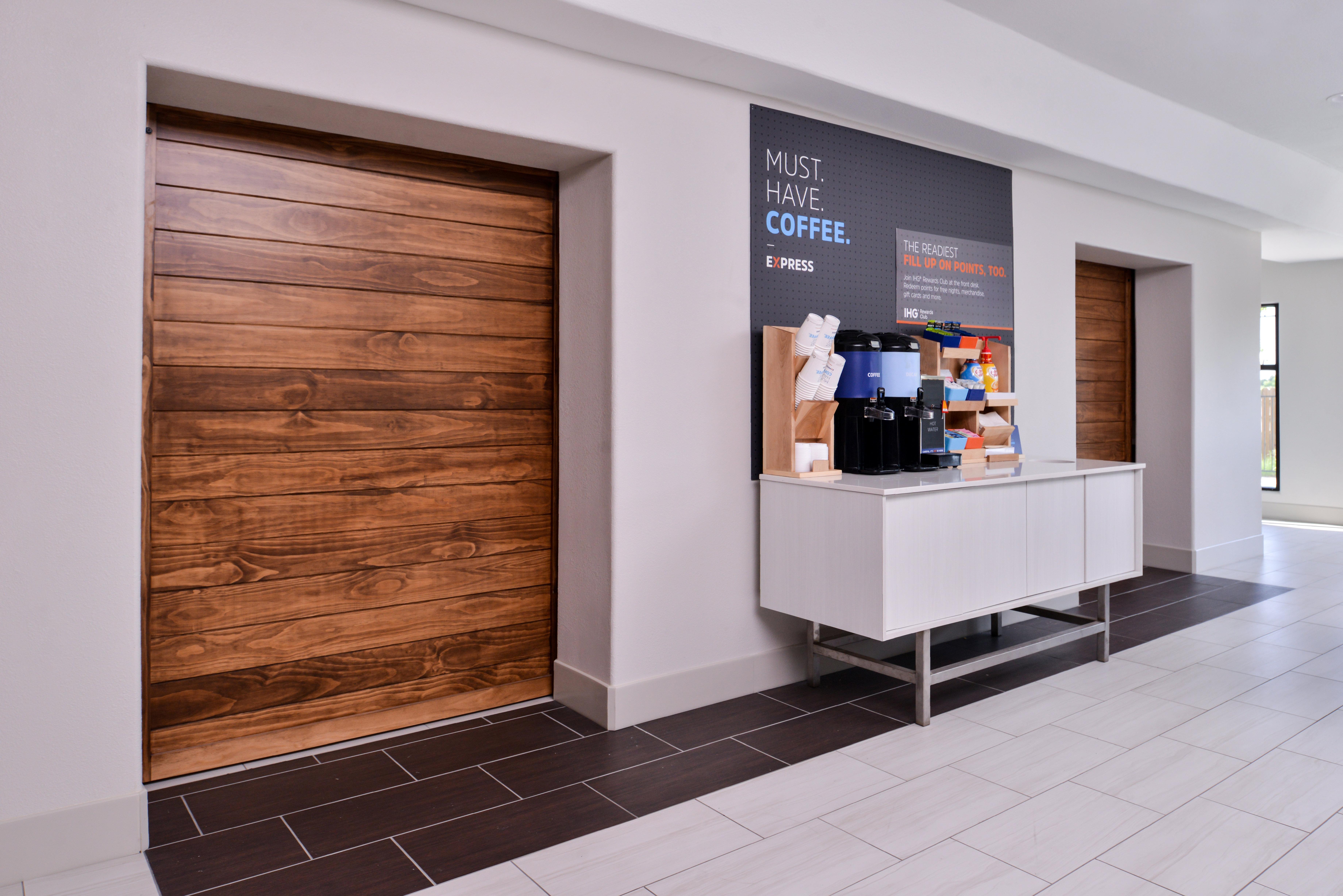Holiday Inn Express Hotel & Suites Elgin By Ihg Exterior photo