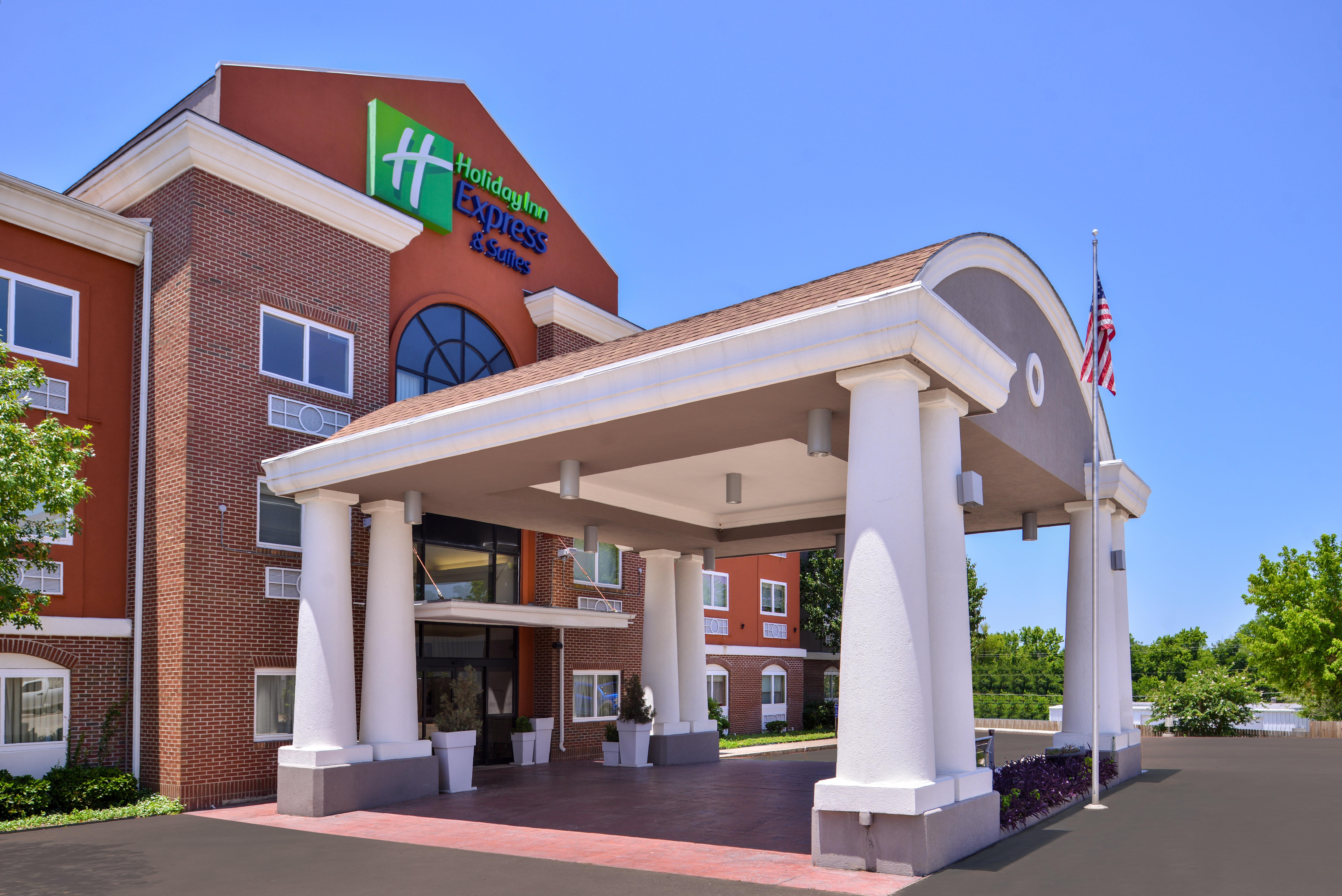Holiday Inn Express Hotel & Suites Elgin By Ihg Exterior photo
