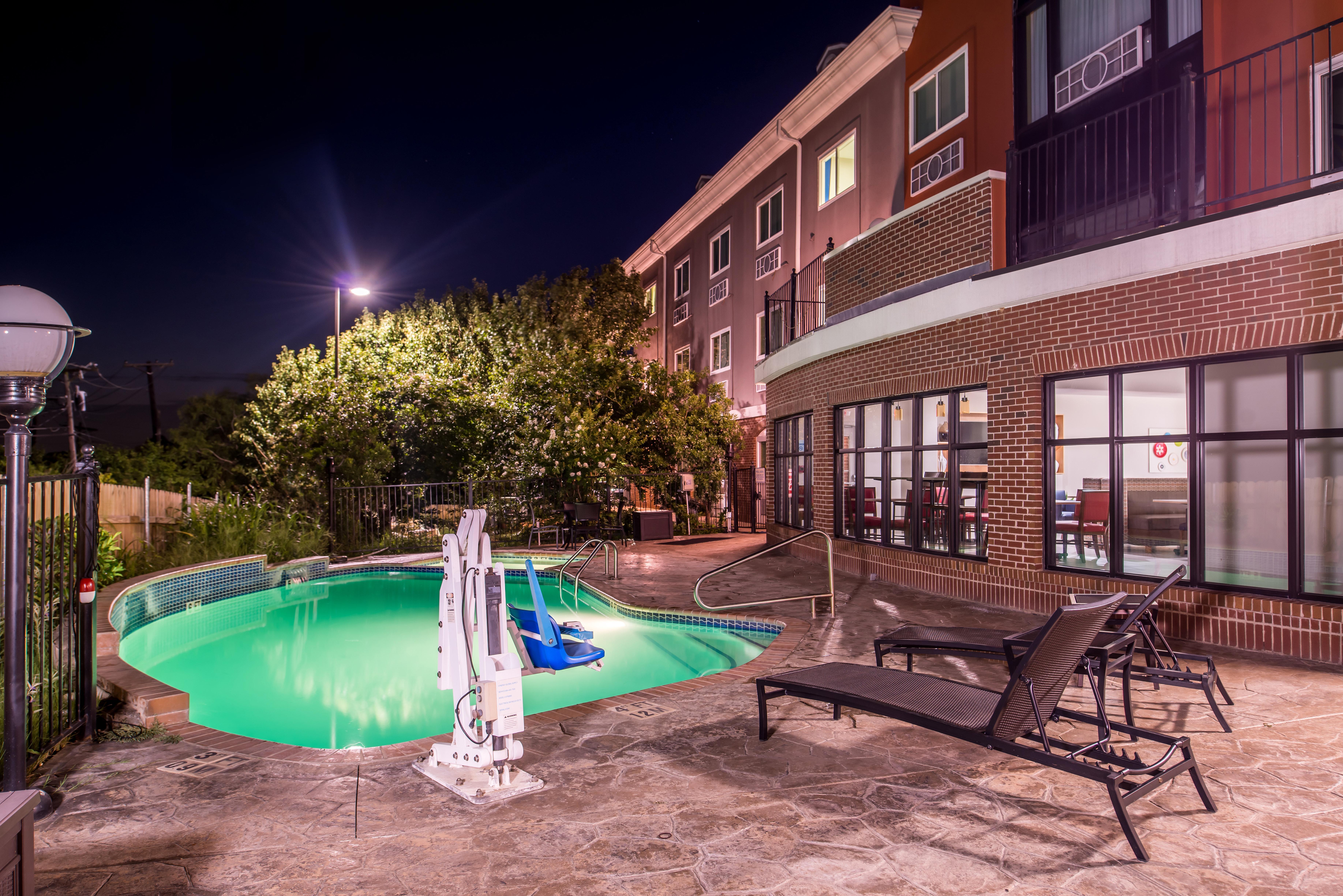 Holiday Inn Express Hotel & Suites Elgin By Ihg Exterior photo