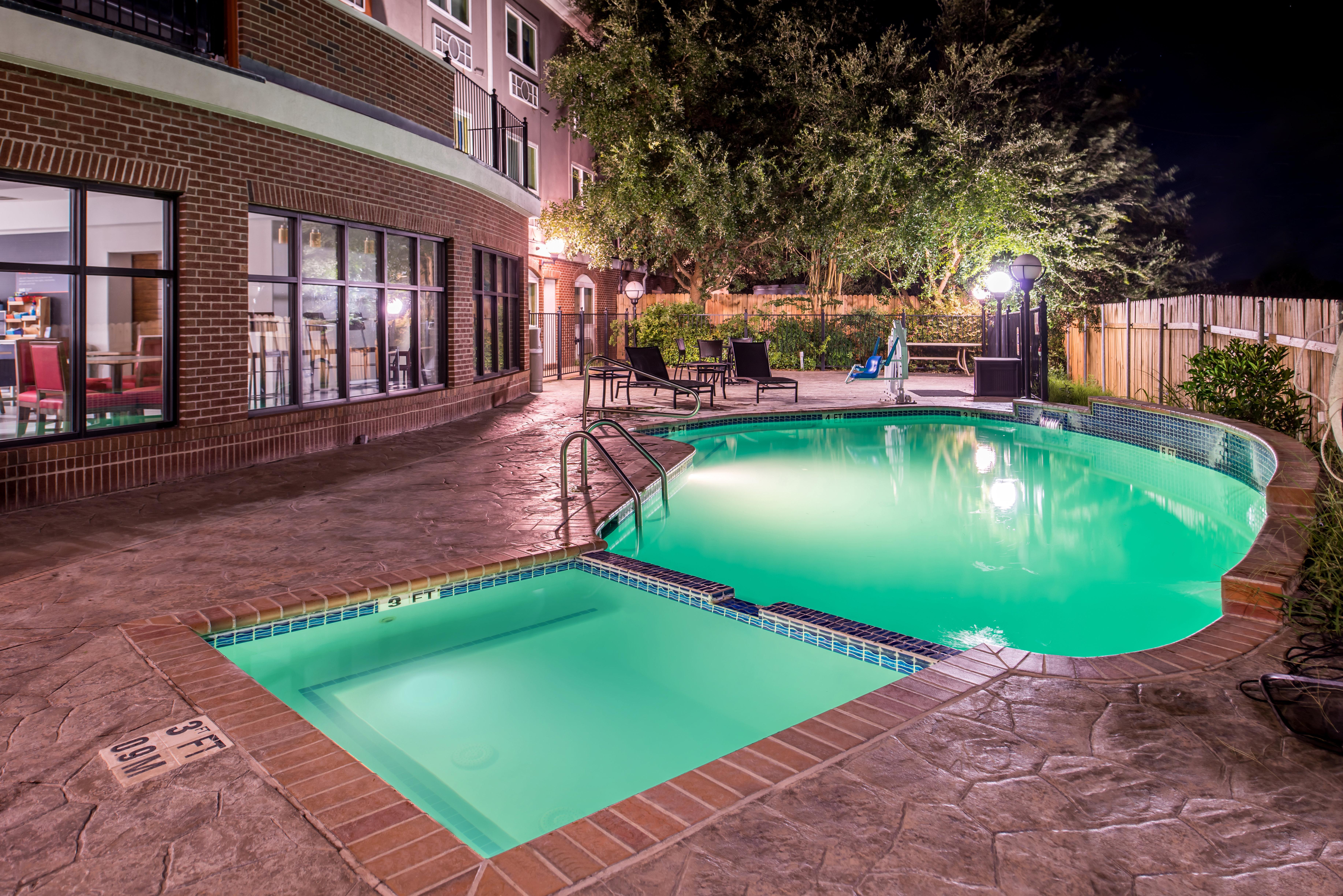 Holiday Inn Express Hotel & Suites Elgin By Ihg Exterior photo